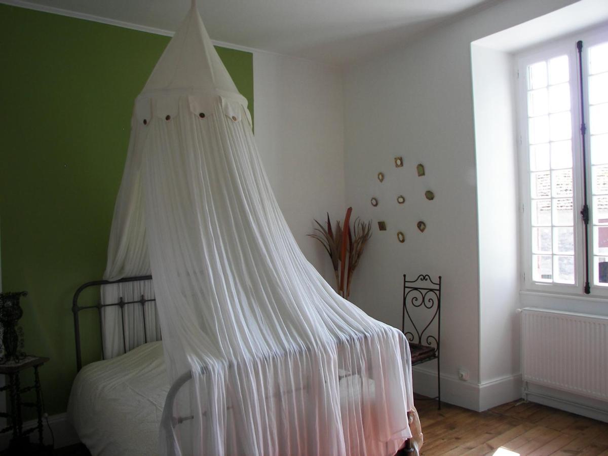 Bed and Breakfast Domaine Du Noble Saint-Jean-de-Thurac Esterno foto