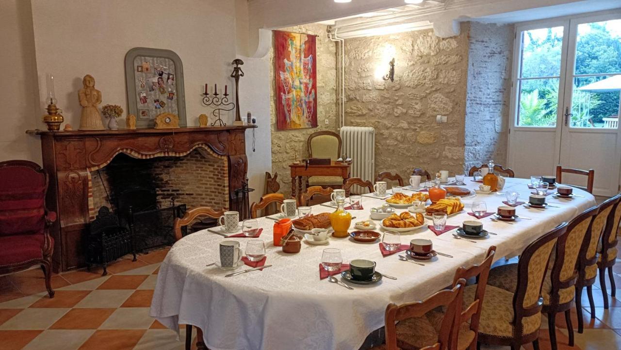 Bed and Breakfast Domaine Du Noble Saint-Jean-de-Thurac Esterno foto